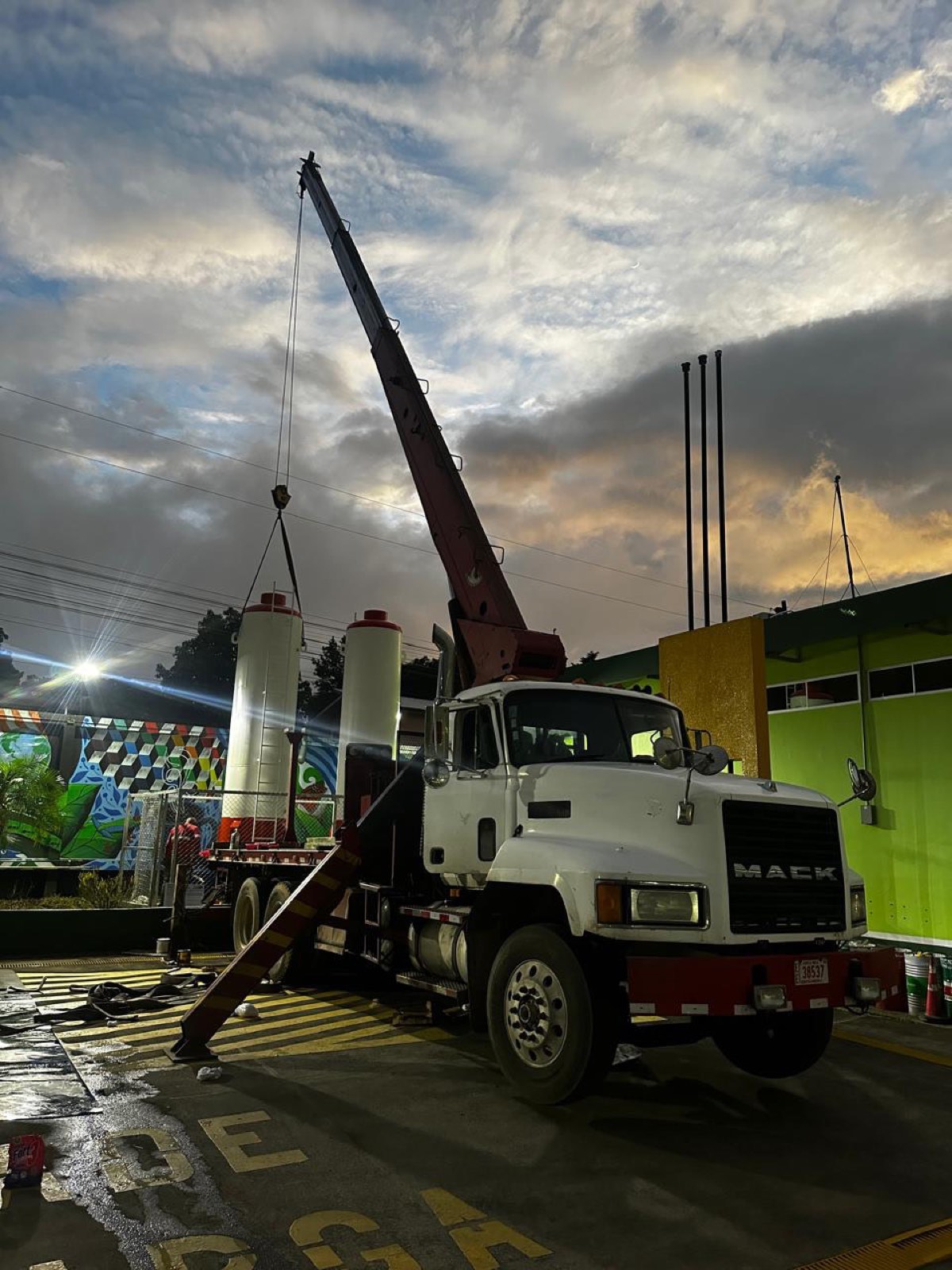 Colocación de tanques con grúa en obra de IngNova